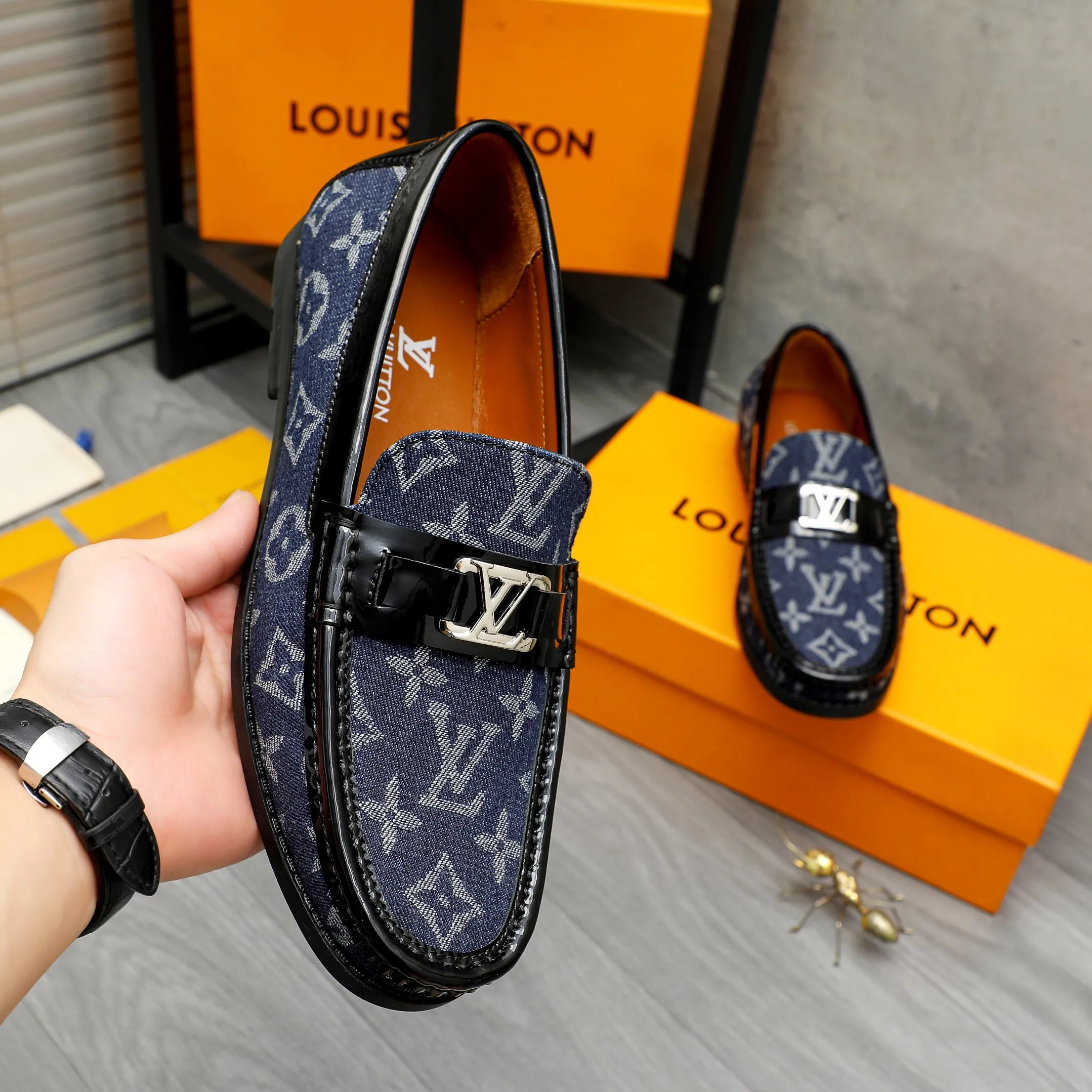 Men's shoes💰400 Product trademark: LV "Louis Vuitton" casual slip-on shoes Regular size: 38-45 (45 is custom-made and non-returnable) Product materials: Selected breathable fabric stitching upper, cowhide lining, rubber outsole
